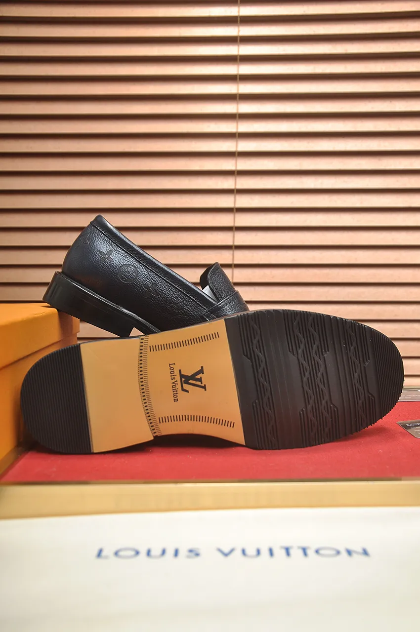 Men's men's shoes 💰460💶 [LV] (all high-end sheep lining) 🍀LV's latest genuine leather business suit shoes are launched simultaneously on the official website. The first-layer cowhide imported from Italy is made of heavy gold, 💥official website 1:1 rubber outsole. Versatile to wear, high-end without losing class, and the color combination is extraordinary. This four-season style is alluring when worn on your feet, showing off your big-name flair. Standard code 38-45 (45 customized)